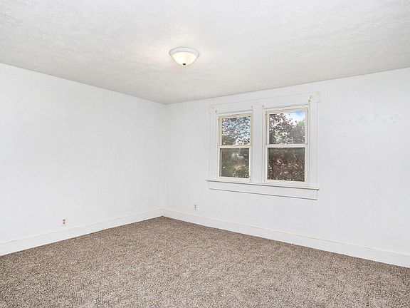 5th image of 212 Burnham St W