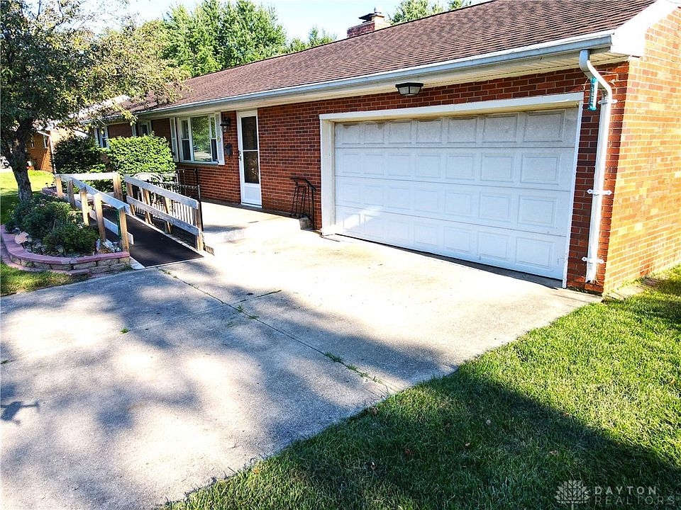 1st image of 211 Royal Ln