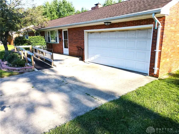 211 Royal Ln, Enon, OH 45323