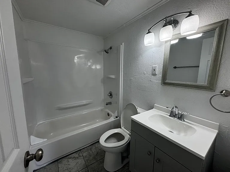 409 E Redwood St — Photo 6