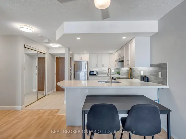 25 Agnes St #903, Mississauga, ON L5B 3X7