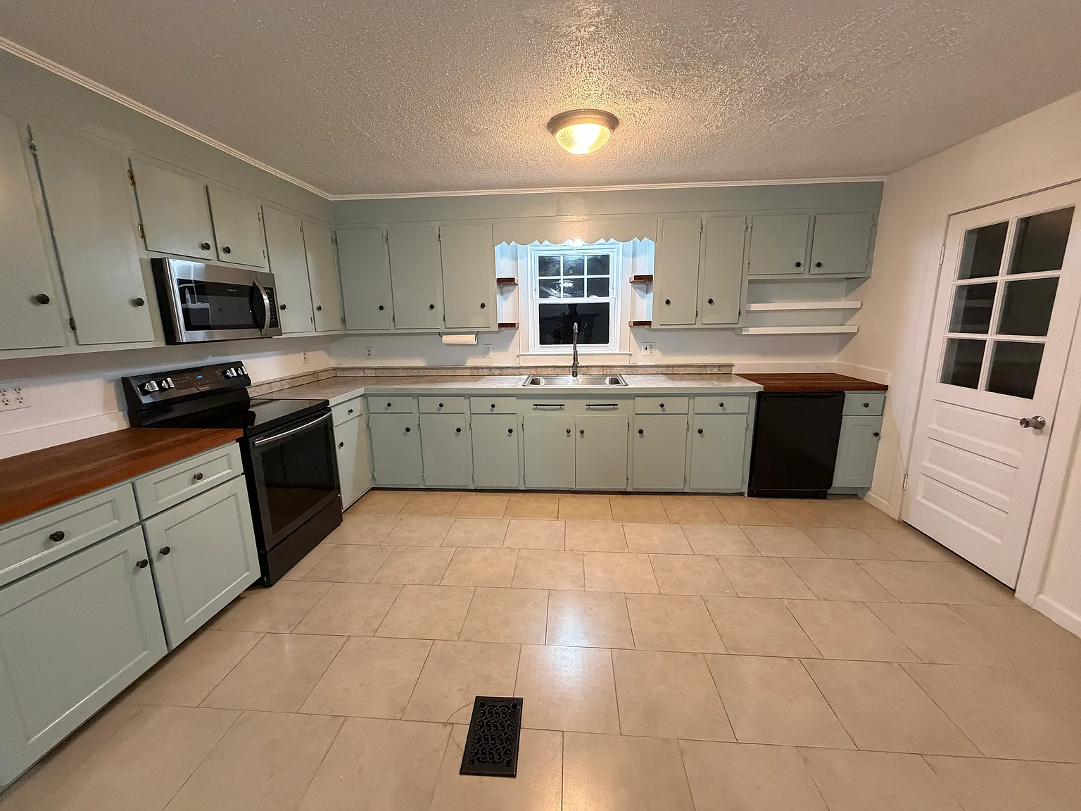3 bed, 2000 sqft, $2,000 — Photo 2