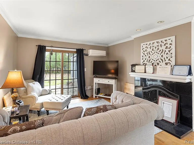 16219 Elizabeth St — Photo 11