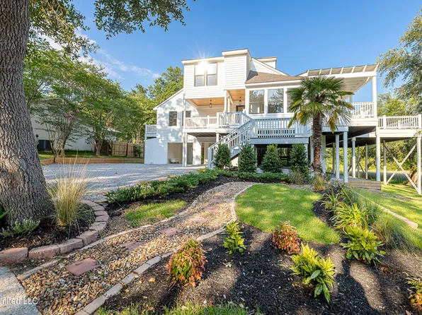 120 Holcomb Blvd, Ocean Springs, MS 39564