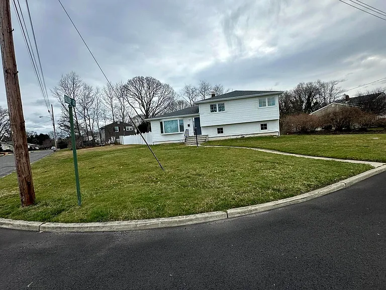 46 Hilltop Rd — Photo 2