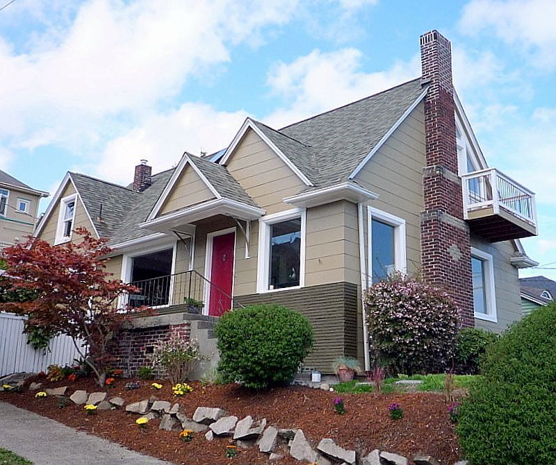 Grand Queen Anne Location close to Parks & Shops