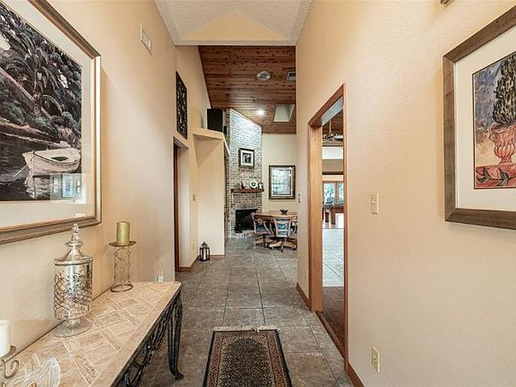 4th image of 208 Long Acres Ln
