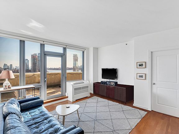 4th image of 549 Borden Ave APT 9K