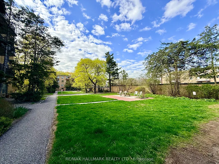 30 Upper Canada Dr #301 — Photo 17