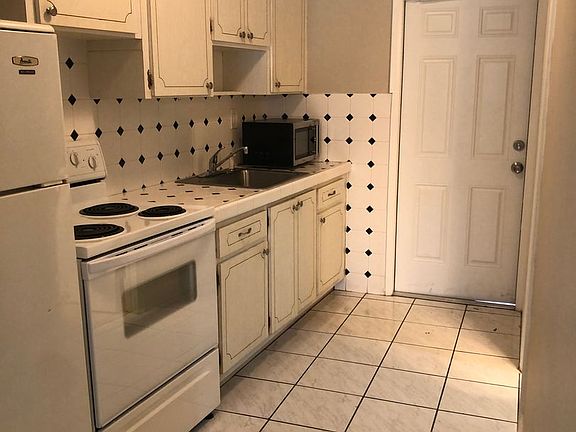 2nd image of 2205 SE 7th St #7