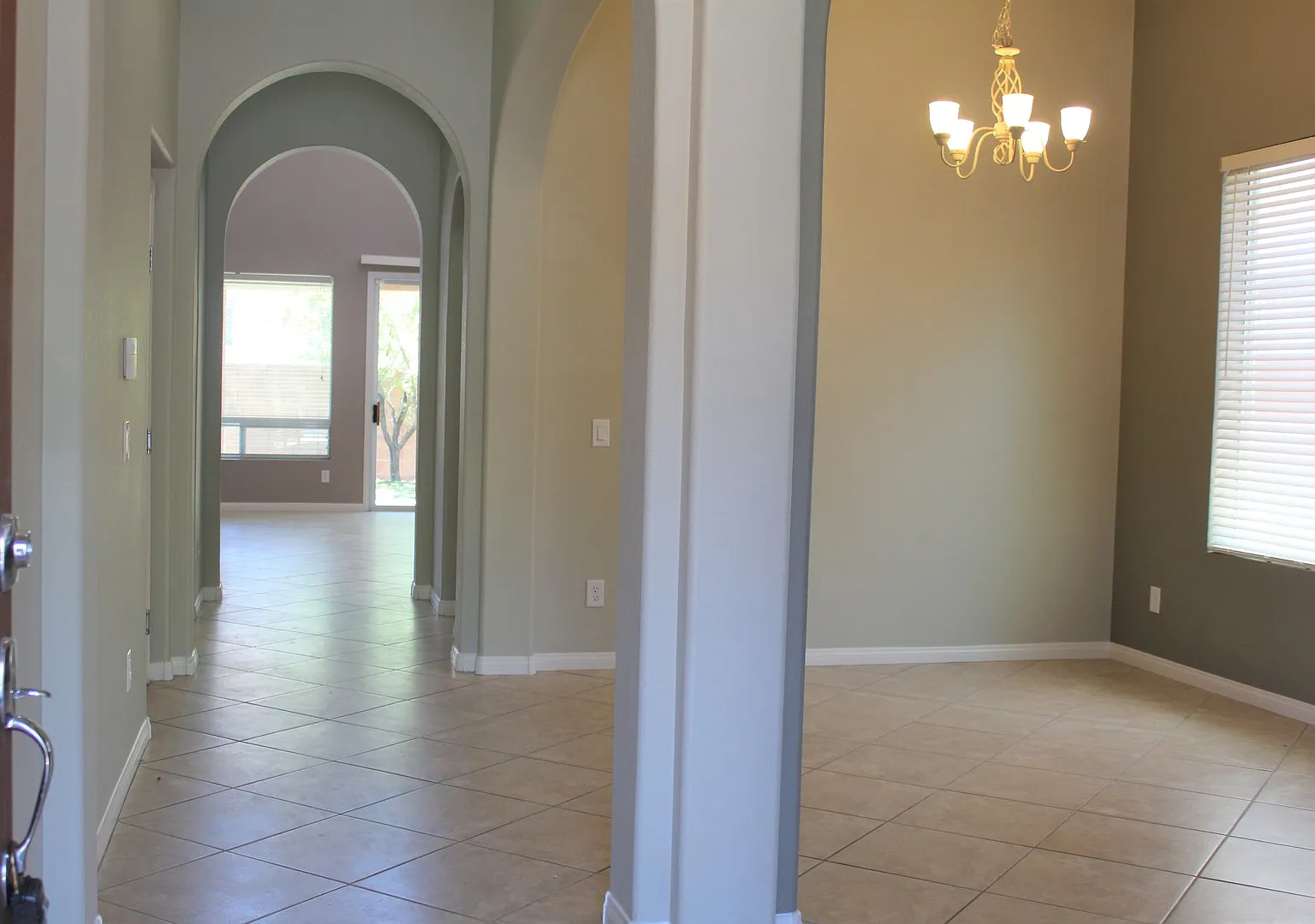 Stunning 4 Bedroom In Mountains Edge!! — Photo 2
