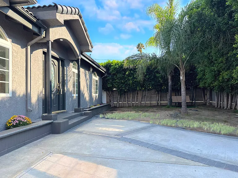 6742 Radford Ave — Photo 17