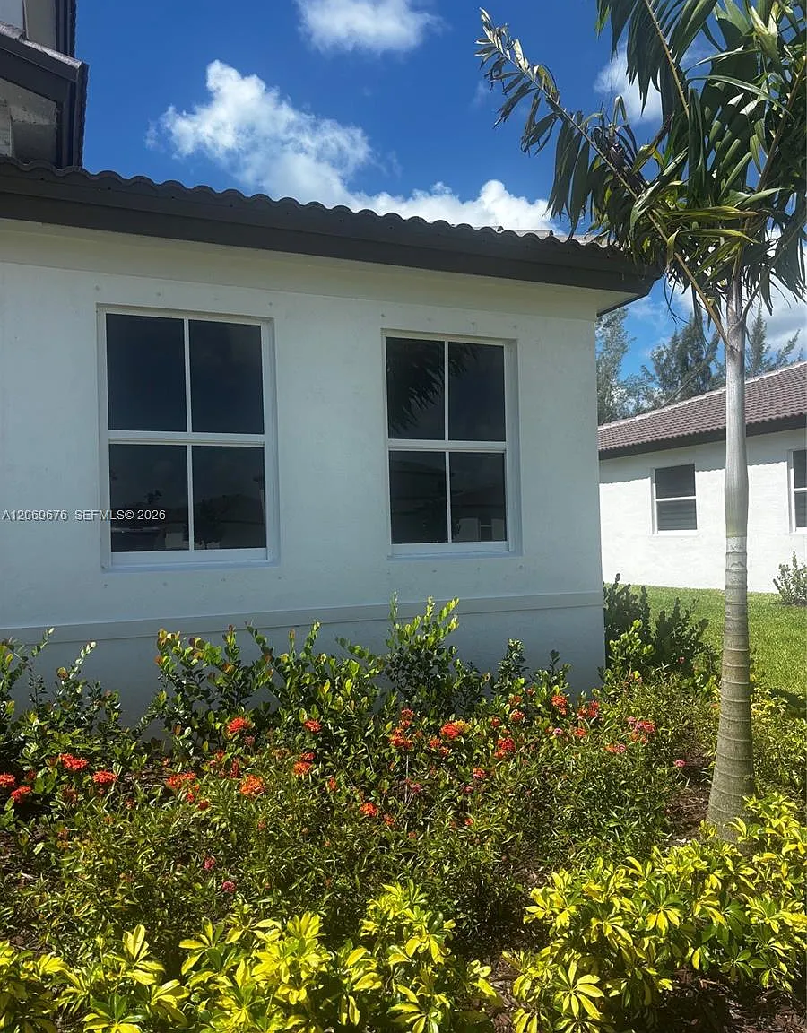 3 bed, 2.5 bath, 2953 sqft, $4,850 — Photo 2