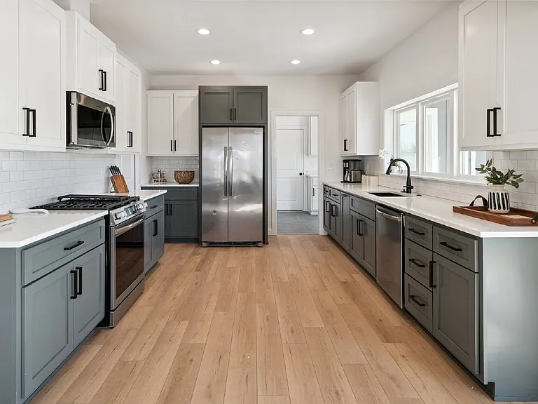 2410 W Charleston St — Photo 27