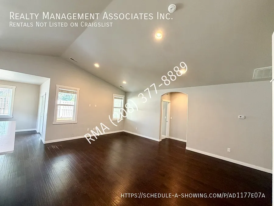 Spacious Home in Beautiful Neighborhood — Photo 3