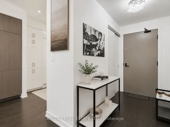 223 Saint Clair Ave W Unit 209, Toronto, ON M4V 1R4