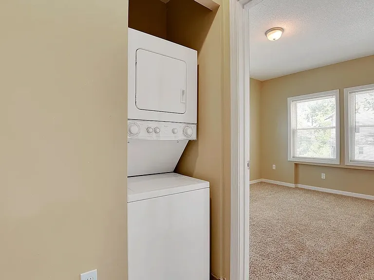 24 E Linwood Blvd — Photo 5