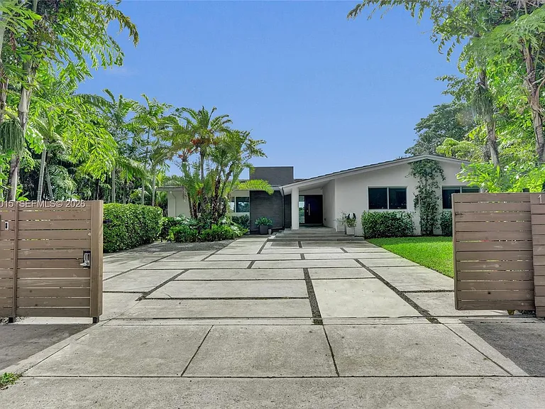 19231 NE 22nd Ave — Photo 2