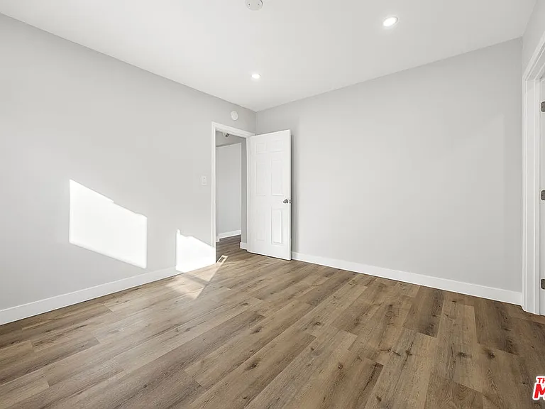 5465 S Victoria Ave — Photo 18