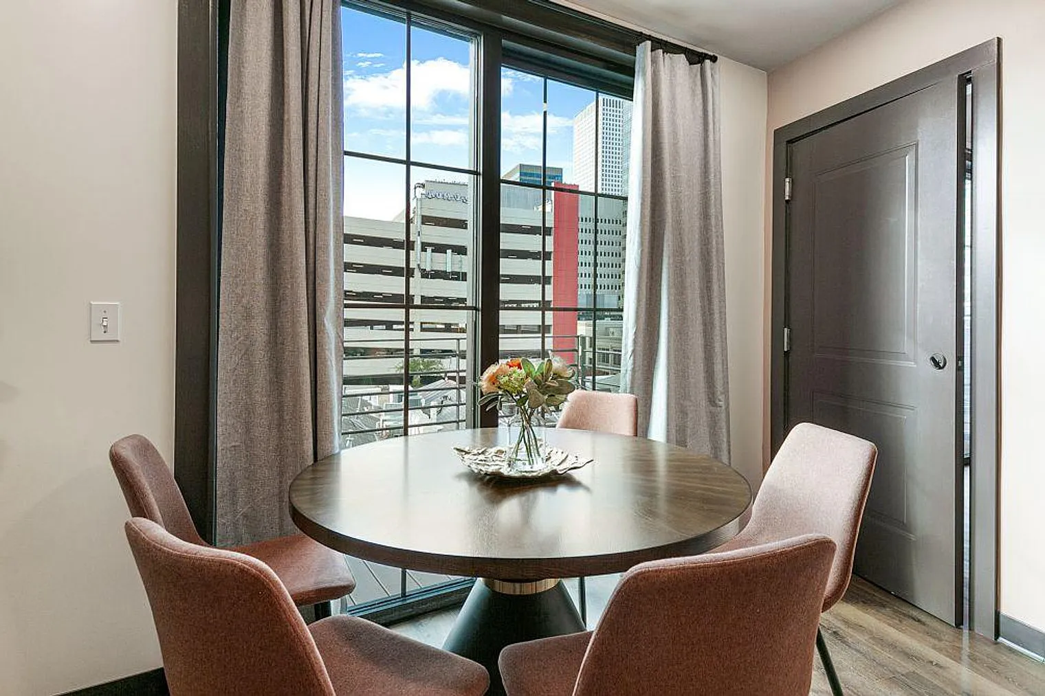 2 bed, 1.0 bath, 904 sqft, $7,053 — Photo 4