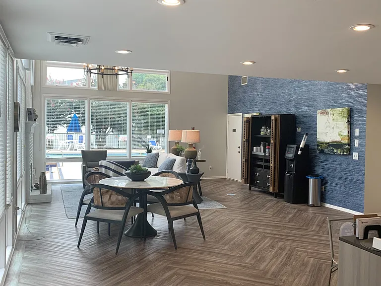 Huntington Apartments — Photo 20