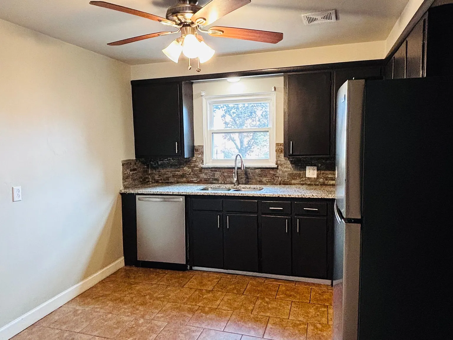 293 Riverside Dr — Photo 4