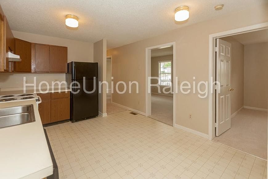 2nd image of 8 Knob Ct
