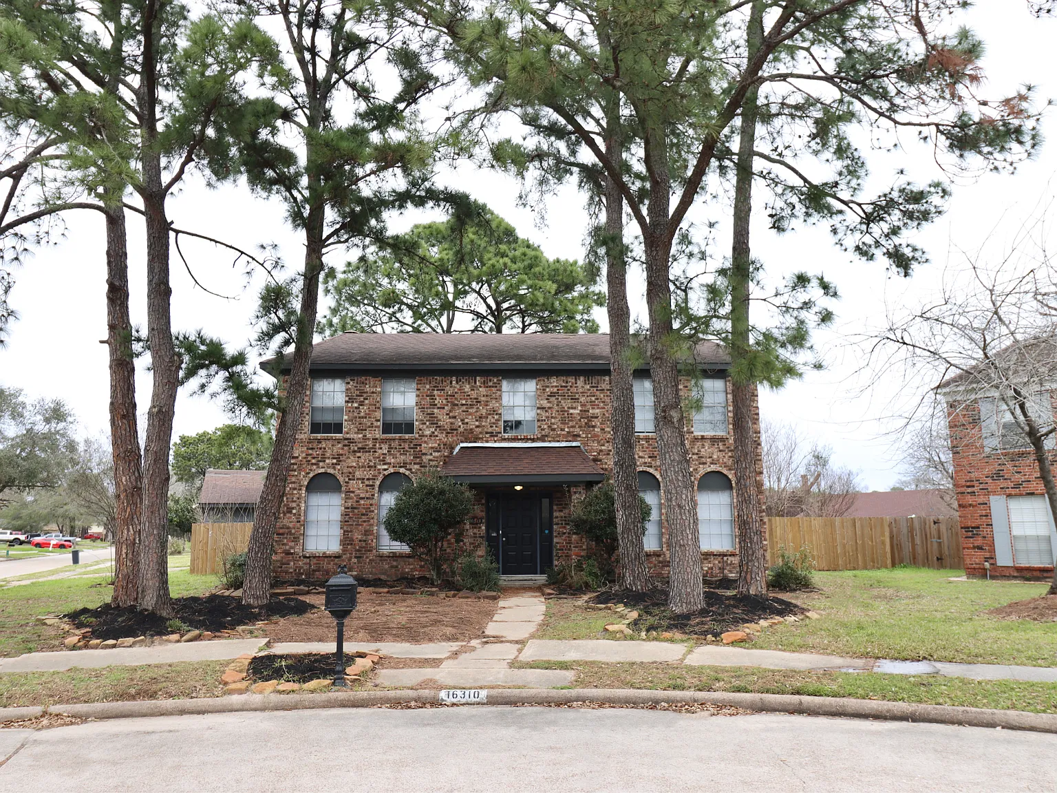 4 bed, 2296 sqft, $2,400 — Photo 2