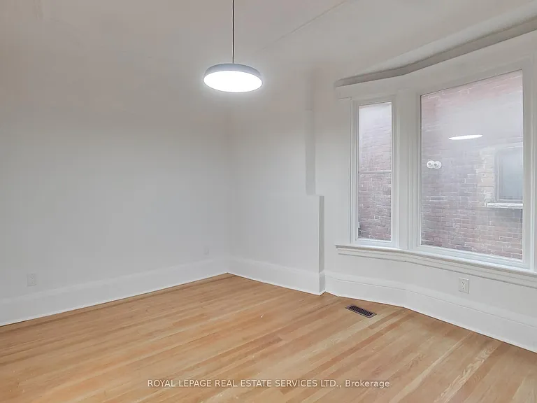 218 Montrose Ave — Photo 8