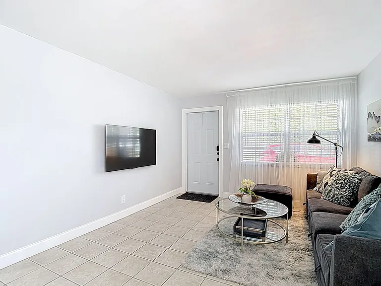 220 SE Jefferson Cir N — Photo 5