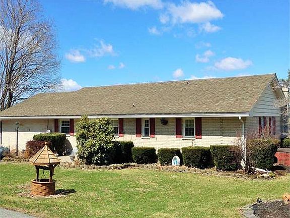 2nd image of 137 Clover Ln