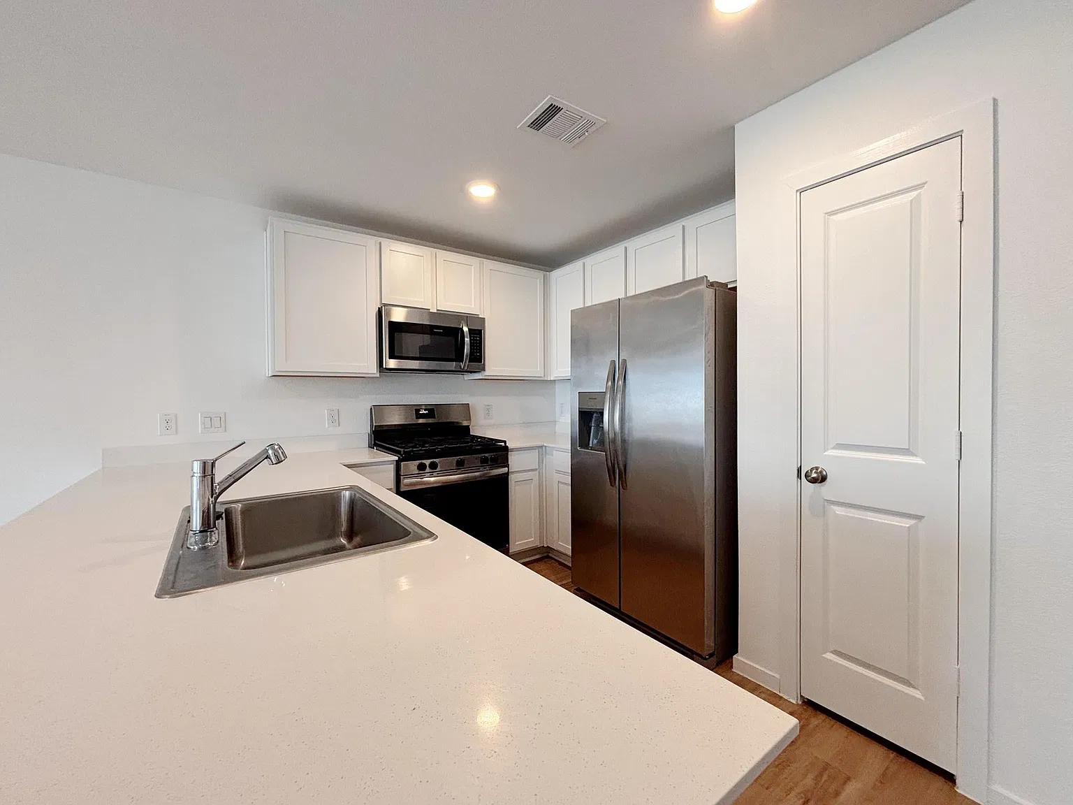 4 bed, 2.0 bath, 1720 sqft, $1,980 — Photo 4
