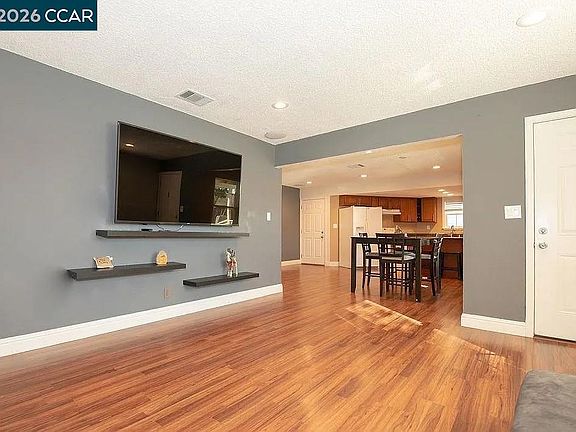 3rd image of 6 Linscheid Dr