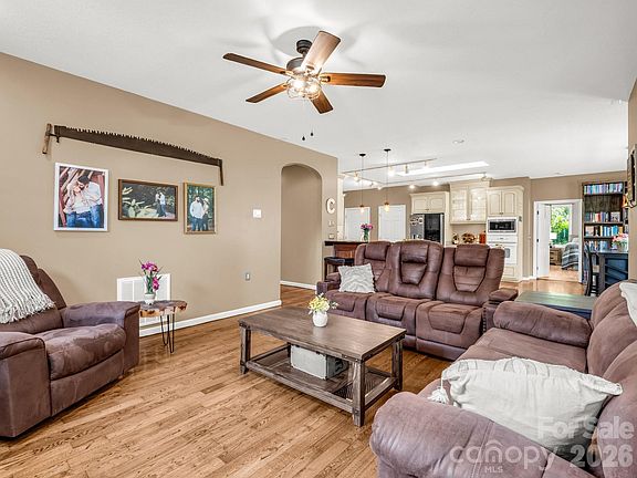 5th image of 1424 Wolfpen Rd