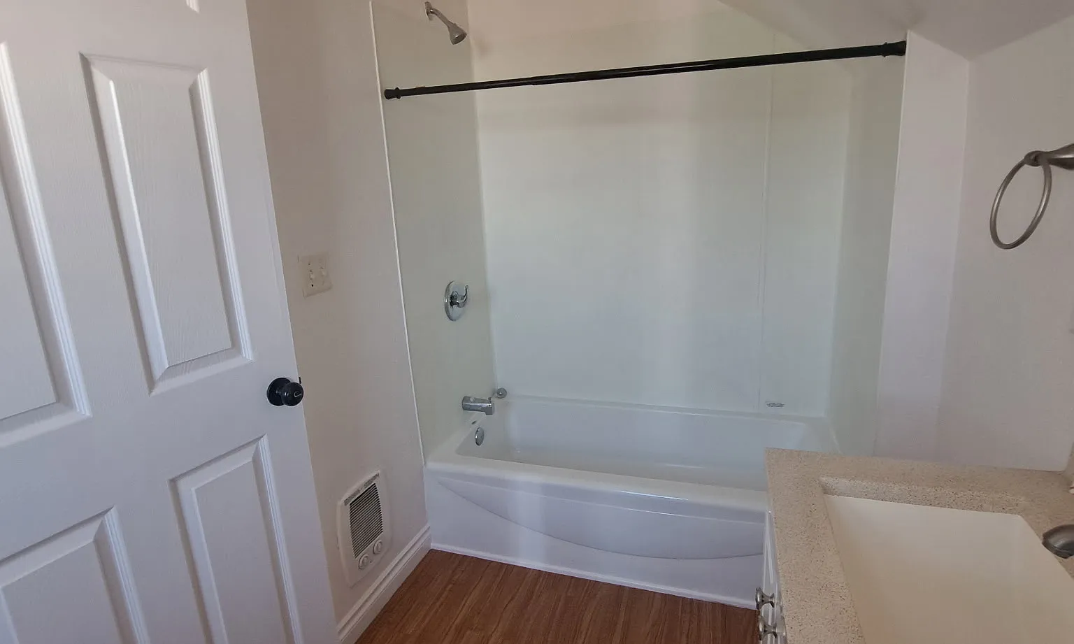 2 bed, 850 sqft, $1,200 — Photo 4