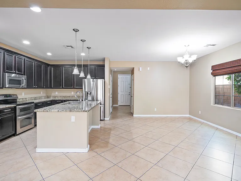 906 E Del Rio St — Photo 10