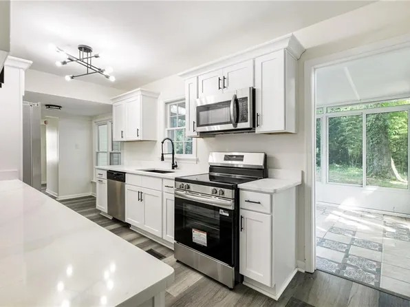2 Park Manor Rd, Portsmouth, VA 23701