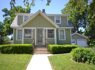 134 Harrison St, Barrington, IL 60010