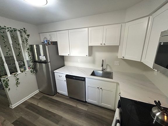 Remodeled Kitchen with New Cabinets, quartz Cabinets & SS appliances