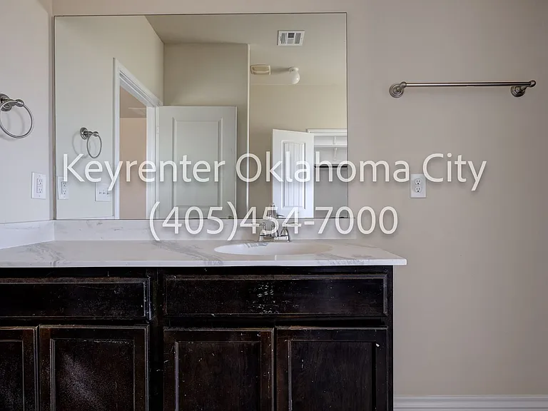 2409 Rosa Cir — Photo 31