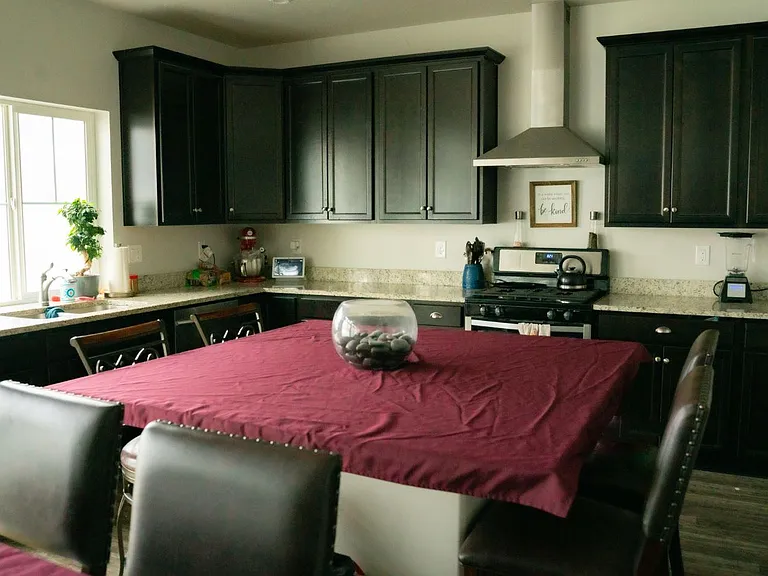 2543 N Drexler Dr — Photo 3