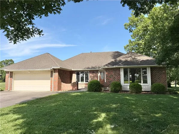 1001 Country Club Dr, Butler, MO 64730
