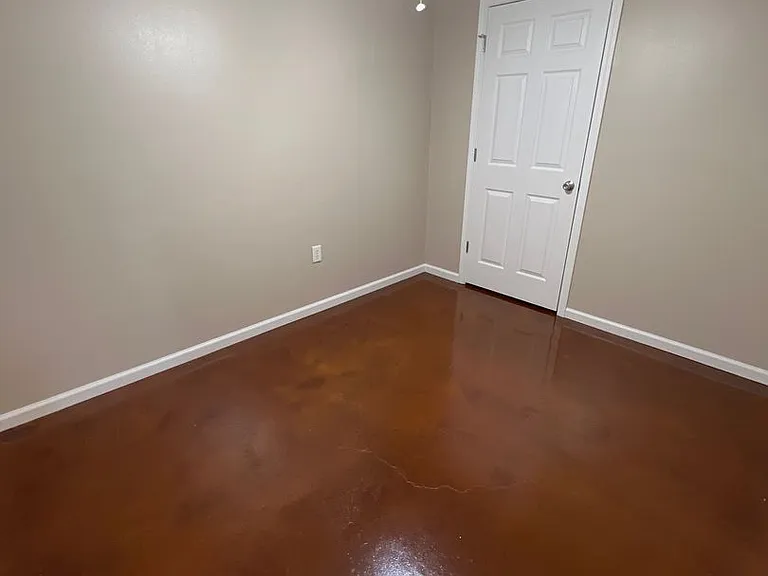 147 Eureka Dr — Photo 2