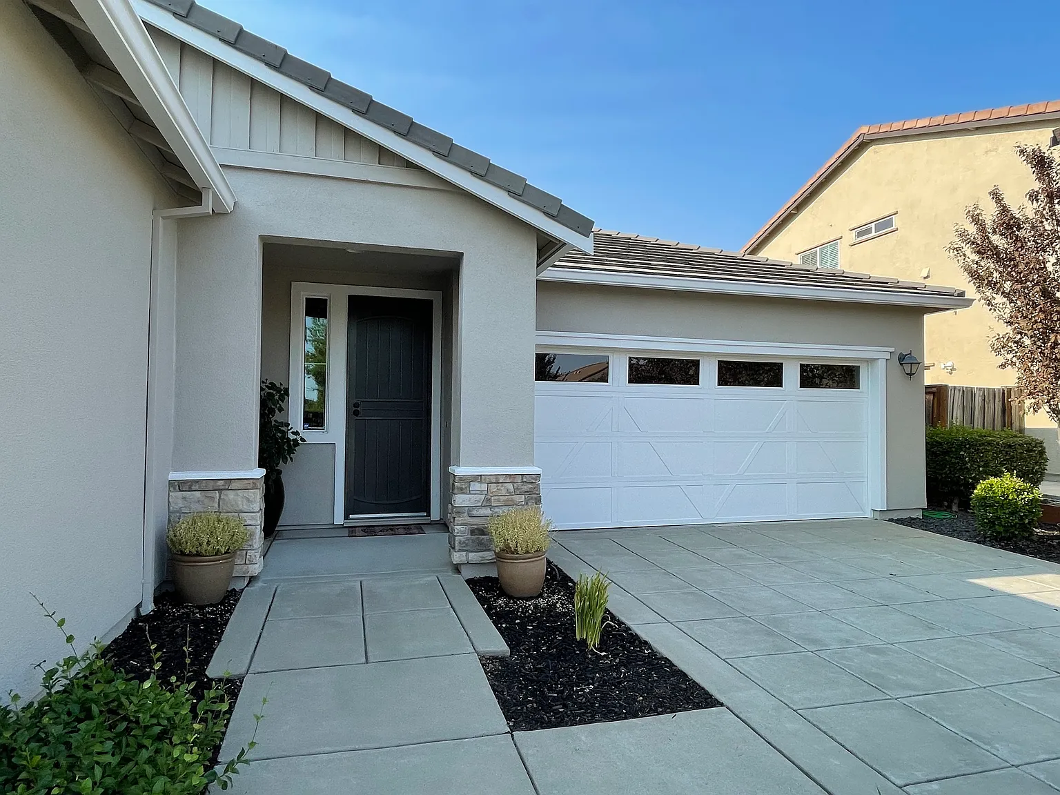 3 bed, 2271 sqft, $3,400 — Photo 3