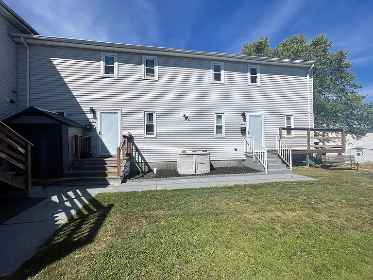 532 Warren St E — Photo 28