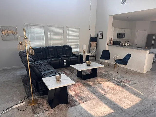 5 bed, 2513 sqft, $2,400 — Photo 2