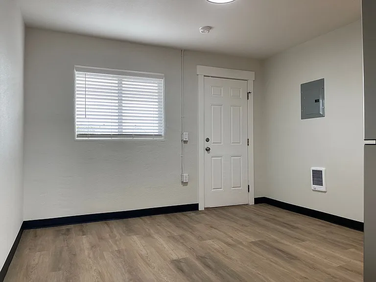 2128 W Broadway Ave — Photo 9