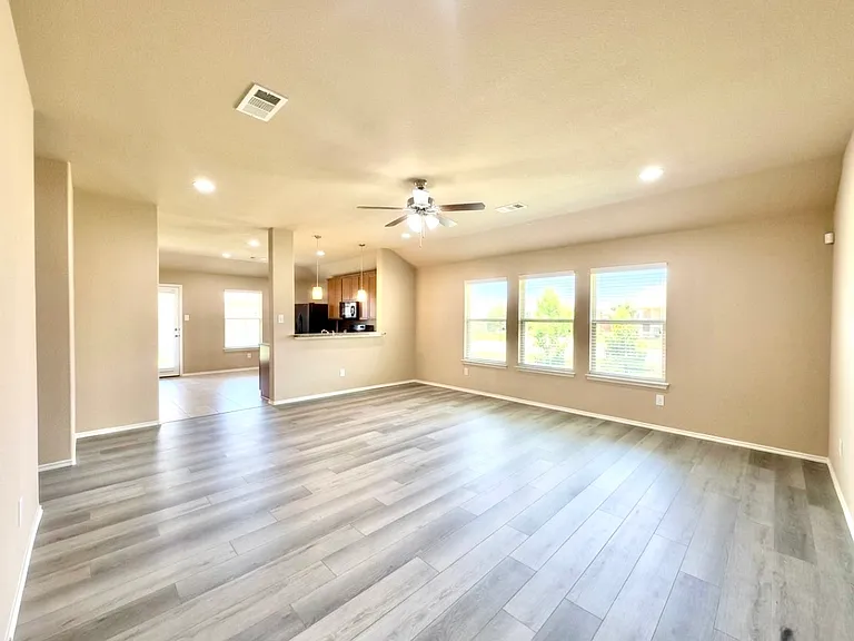 421 Goldstone Ln — Photo 6
