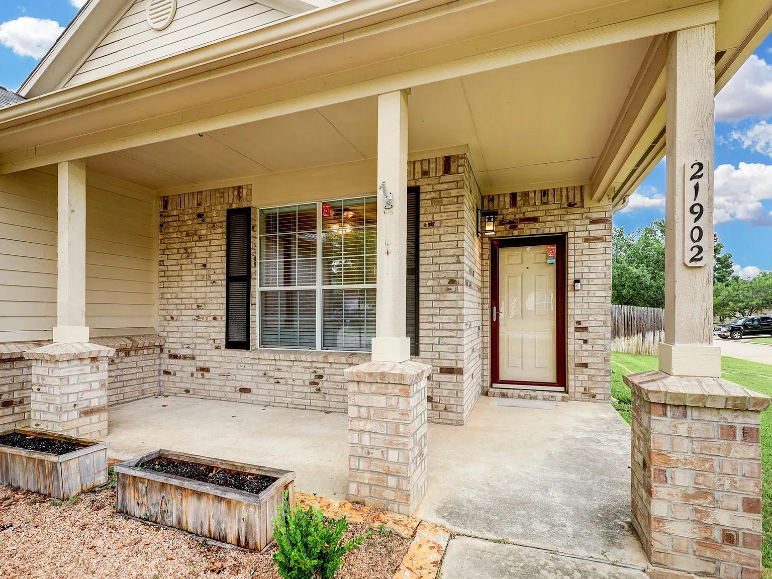 3 bed, 2.0 bath, 1513 sqft, $1,995 — Photo 2
