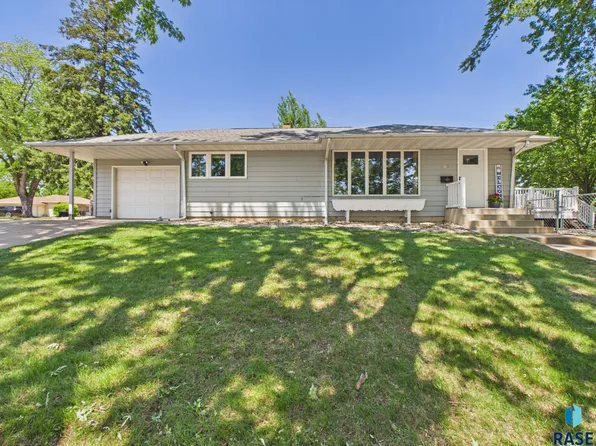 2012 W Oak St, Sioux Falls, SD 57105